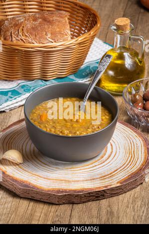Prepara una tradizionale zuppa vegetariana greca a base di lenticchie brune Foto Stock