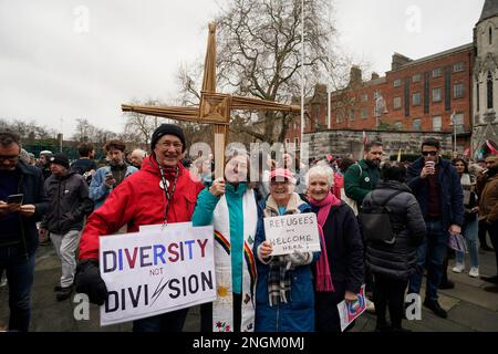 La gente partecipa a una dimostrazione a sostegno della migrazione e della diversità nel centro di Dublino. Musicisti tra cui Christy Moore e un'ampia varietà di oratori dovrebbero partecipare al rally antirazzista organizzato dall'Irlanda per tutta la coalizione, che prende il nome dai gruppi locali istituiti per contrastare le proteste anti-migranti. Data immagine: Sabato 18 febbraio 2023. Foto Stock