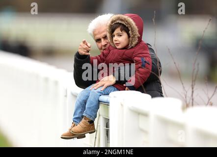 Gli spettatori si affacciano sulle recinzioni dell'ippodromo Ascot, Berkshire. Data immagine: Sabato 18 febbraio 2023. Foto Stock