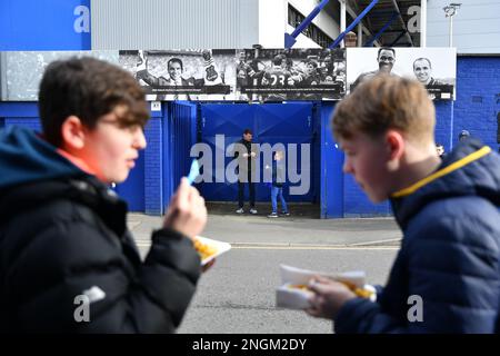 Liverpool, Regno Unito. 18th Feb, 2023. I fan di Everton mangiano prima di iniziare la partita della Premier League al Goodison Park, Liverpool. Il credito dell'immagine dovrebbe essere: Gary Oakley/Sportimage Credit: Sportimage/Alamy Live News Foto Stock