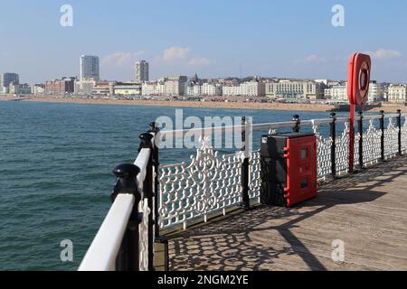 BRIGHTON, GRAN BRETAGNA - 16 SETTEMBRE 2014: Si tratta di una vista panoramica della costa della città dal molo di Brighton. Foto Stock