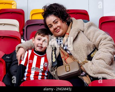 Londra, Regno Unito. 18th Feb, 2023. Un giovane sostenitore di Brentford pronto per la partita della Premier League tra Brentford e Crystal Palace al GTECH Community Stadium, Londra, Inghilterra, il 18 febbraio 2023. Foto di Phil Hutchinson. Solo per uso editoriale, licenza richiesta per uso commerciale. Non è utilizzabile nelle scommesse, nei giochi o nelle pubblicazioni di un singolo club/campionato/giocatore. Credit: UK Sports Pics Ltd/Alamy Live News Foto Stock