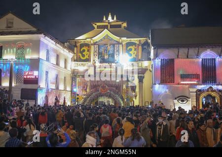 Kathmandu, Nepal. 17th Feb, 2023. Il 17 febbraio 2023 a Kathmandu, Nepal. I devoti indù si riuniscono intorno ai locali del Tempio di Pashupatinath, patrimonio dell'umanità dell'UNESCO, che segna la vigilia del festival 'Maha Shivaratri'.cento e migliaia di devoti della nazione e dei paesi vicini visitano i locali del tempio di Pashupatinath che segna il festival annuale dedicato a lord shiva. (Foto di Abhishek Maharjan/Sipa USA) Credit: Sipa USA/Alamy Live News Foto Stock