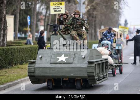 Velika Gorica, Croazia. 18th Feb, 2023. Un artista partecipa a una sfilata durante il carnevale mascherato a Velika Gorica, Croazia, il 18 febbraio 2023. Foto: Igor soban/PIXSELL Credit: Pixsell/Alamy Live News Foto Stock