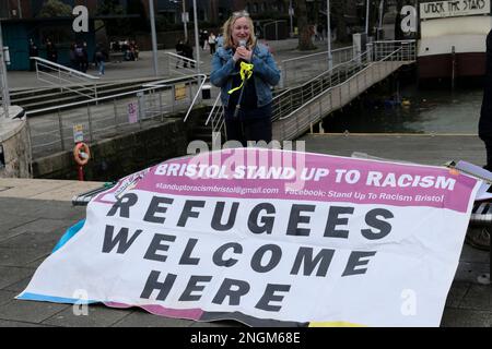 Bristol, Regno Unito. 18 febbraio 2023. Gli attivisti di Bristol City of Sanctuary e Bristol resistono alla protesta contro il razzismo nel centro di Bristol. Crediti: JMF News/Alamy Live News Foto Stock