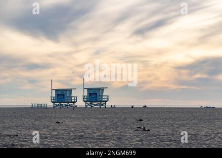 Un'immagine delle torri del bagnino azzurro sulla spiaggia di Venezia al tramonto. Foto Stock