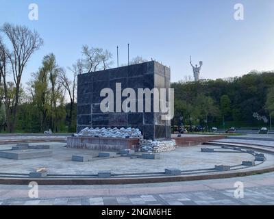 Kiev, Ucraina - 05 maggio 2019: Monumento ai fondatori di Kyiv all'alba.Statua di Kyi, Shchek, Horyv e Lybid. Kyiv la capitale dell'Ucraina. Chiuso Foto Stock