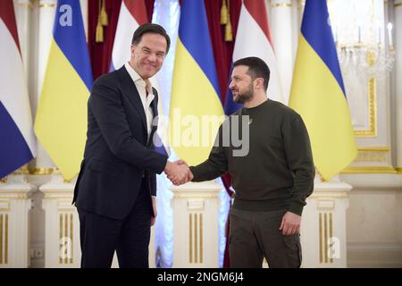 Kiev, Ucraina. 17th Feb, 2023. Il presidente ucraino Volodymyr Zelenskyy, a destra, e il primo ministro olandese Mark Rutte, a sinistra, stringono le mani all'arrivo al Palazzo Mariyinsky, 17 febbraio 2023 a Kiev, Ucraina. Rutte ha sottolineato il suo sostegno all’Ucraina, ma non ha offerto alcuna promessa in merito all’assistenza militare aggiuntiva. Credit: Presidenza Ucraina/Ufficio stampa presidenziale Ucraina/Alamy Live News Foto Stock