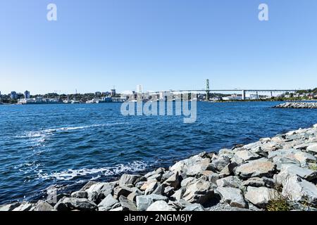 Ponte Angus L. Macdonald, vista dal terminal dei traghetti di Alderney Gate, Dartmouth - Halifax, Nuova Scozia, Canada Foto Stock