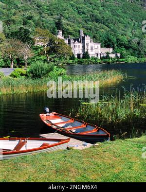 Costruita come castello nel 1868, l'Abbazia di Kylemore si trova a nord di Clifden, nella campagna connemara della contea di Galway, ed è sede dell'ordine benedettino. Foto Stock