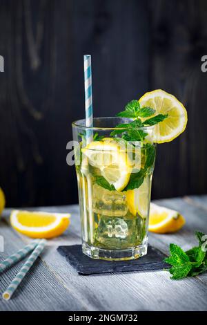 Tè ghiacciato in un bicchiere, bevanda estiva Foto Stock