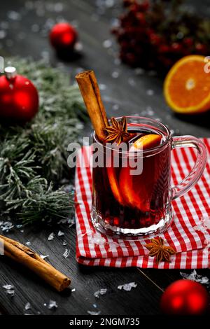 vin brulé con arancia e cannella Foto Stock