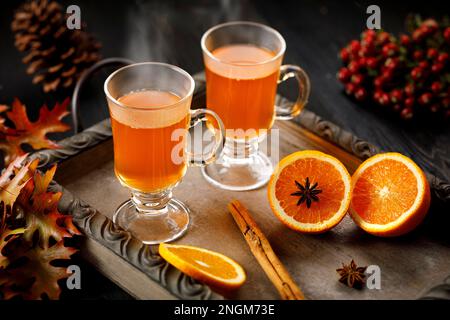 punch all'arancia con arance a fette e cannella Foto Stock