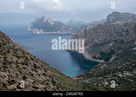 Paesaggio della costa con montagne e acqua turchese a Maiorca Foto Stock