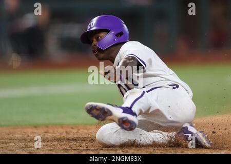 17 febbraio 2023: Austin Davis n. 11 della TCU scorre in modo sicuro attraverso la piastra iniziale. La TCU sconfisse Vanderbilt 11-4 ad Arlington, Texas, Richey Miller/CSM Foto Stock