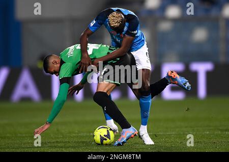 Reggio Emilia, Italia. 17 febbraio 2023. Victor Osimhen di SSC Napoli compete per la palla con Ruan Tressoldi di US Sassuolo durante la Serie A Football Match tra US Sassuolo e SSC Napoli. Credit: Nicolò campo/Alamy Live News Foto Stock