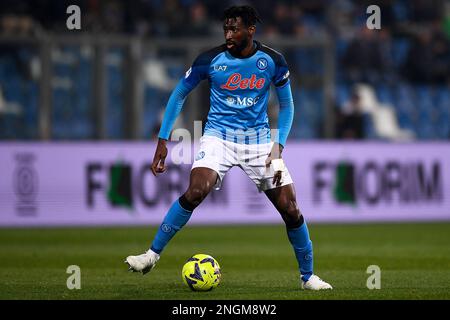 Reggio Emilia, Italia. 17 febbraio 2023. Andre Zambo Anguissa di SSC Napoli in azione durante la Serie Una partita di calcio tra US Sassuolo e SSC Napoli. Credit: Nicolò campo/Alamy Live News Foto Stock