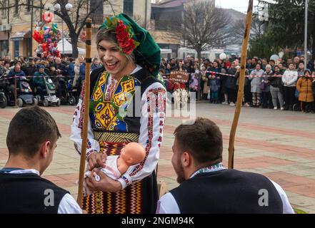 Elhovo Bulgaria Febuary 18 2023: Gruppi di cucina e il 'Djamalo' una usanza dal villaggio di Malomirovo. I rituali del Kuker simboleggiano il passaggio dell'inverno e l'arrivo della primavera. Oggi le squadre di tutta la regione hanno eseguito azioni rituali da parte dei kukers memebers come aratura, raccolta, semina, matrimonio per la salute e la fertilità. Mettendo maschere spaventose sulla loro testa, appesi clapper, campane e bastoni, il loro scopo è quello di scappare spiriti malvagi e forze impure Cliff Norton Alamy Live News Foto Stock