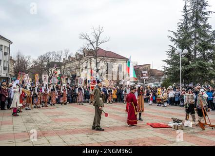 Elhovo Bulgaria Febuary 18 2023: Gruppi di cucina e il 'Djamalo' una usanza dal villaggio di Malomirovo. I rituali del Kuker simboleggiano il passaggio dell'inverno e l'arrivo della primavera. Oggi le squadre di tutta la regione hanno eseguito azioni rituali da parte dei kukers memebers come aratura, raccolta, semina, matrimonio per la salute e la fertilità. Mettendo maschere spaventose sulla loro testa, appesi clapper, campane e bastoni, il loro scopo è quello di scappare spiriti malvagi e forze impure Cliff Norton Alamy Live News Foto Stock