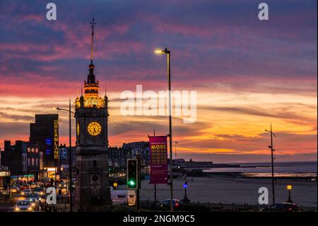 Margate, Regno Unito. 17 Feb 2023. L'opera Banksy è ora sotto vetro di plexiglass e si dice che sia in vendita, con i proventi che vanno in beneficenza. Nel frattempo si trasferì a Dreamland (nella foto al tramonto) per 'la sua protezione' - il nuovo murale di Banksy sulla violenza domestica, San Valentino Mascara, che si trova a Margate. Il proprietario della proprietà ha chiamato una galleria di Londra per aiutare a conservare e fissare il pezzo. Julian Usher, CEO di Red Eight Galleries, ha detto a ITV News che l'installazione di Plexiglas e la rimozione del congelatore orizzontale sono stati entrambi per motivi di sicurezza. Credito: Guy Bell/Alamy li Foto Stock