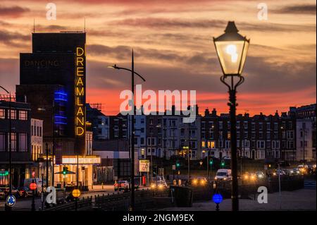 Margate, Regno Unito. 17 Feb 2023. L'opera Banksy è ora sotto vetro di plexiglass e si dice che sia in vendita, con i proventi che vanno in beneficenza. Nel frattempo si trasferì a Dreamland (nella foto al tramonto) per 'la sua protezione' - il nuovo murale di Banksy sulla violenza domestica, San Valentino Mascara, che si trova a Margate. Il proprietario della proprietà ha chiamato una galleria di Londra per aiutare a conservare e fissare il pezzo. Julian Usher, CEO di Red Eight Galleries, ha detto a ITV News che l'installazione di Plexiglas e la rimozione del congelatore orizzontale sono stati entrambi per motivi di sicurezza. Credito: Guy Bell/Alamy li Foto Stock