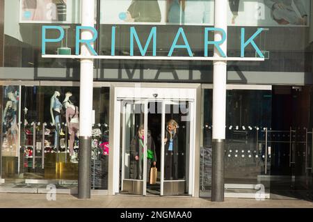 Nijmegen, Paesi Bassi - 10 febbraio 2023: Ingresso al negozio Primark con due donne che fanno shopping Foto Stock