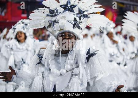 (230218) -- RIO DE JANEIRO, 18 febbraio 2023 (Xinhua) -- Un rivelatore partecipa alla parata di carnevale al Sambadrome di Rio de Janeiro, Brasile, il 17 febbraio 2023. Il carnevale della città brasiliana è il più grande festival popolare del paese sudamericano e una delle più grandi feste di carnevale del mondo. Quest'anno, l'evento torna alla sua data tradizionale per la prima volta dall'epidemia di COVID-19 nel 2020, dopo che si è svolta nell'aprile del 2022. In totale, più di 400 sfilate di comparse, o gruppi di musicisti e ballerini, intratterranno i partecipanti attraverso le strade di Rio de Jane Foto Stock