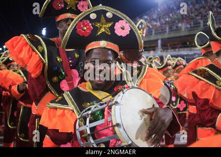 (230218) -- RIO DE JANEIRO, 18 febbraio 2023 (Xinhua) -- Un rivelatore partecipa alla parata di carnevale al Sambadrome di Rio de Janeiro, Brasile, il 17 febbraio 2023. Il carnevale della città brasiliana è il più grande festival popolare del paese sudamericano e una delle più grandi feste di carnevale del mondo. Quest'anno, l'evento torna alla sua data tradizionale per la prima volta dall'epidemia di COVID-19 nel 2020, dopo che si è svolta nell'aprile del 2022. In totale, più di 400 sfilate di comparse, o gruppi di musicisti e ballerini, intratterranno i partecipanti attraverso le strade di Rio de Jane Foto Stock