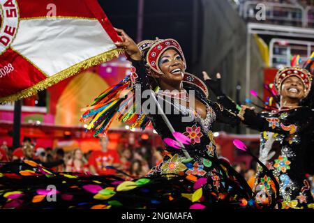 (230218) -- RIO DE JANEIRO, 18 febbraio 2023 (Xinhua) -- Un rivelatore partecipa alla parata di carnevale al Sambadrome di Rio de Janeiro, Brasile, il 17 febbraio 2023. Il carnevale della città brasiliana è il più grande festival popolare del paese sudamericano e una delle più grandi feste di carnevale del mondo. Quest'anno, l'evento torna alla sua data tradizionale per la prima volta dall'epidemia di COVID-19 nel 2020, dopo che si è svolta nell'aprile del 2022. In totale, più di 400 sfilate di comparse, o gruppi di musicisti e ballerini, intratterranno i partecipanti attraverso le strade di Rio de Jane Foto Stock