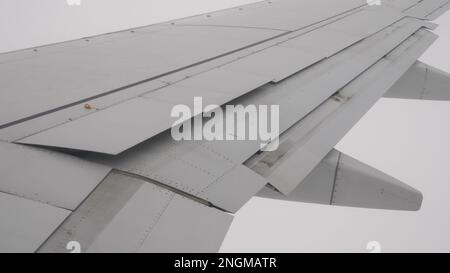 le alette dell'aereo si aprono e si chiudono durante il decollo e l'atterraggio Foto Stock