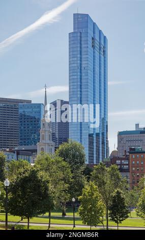 Millennium Tower, un grattacielo residenziale nel quartiere Downtown Crossing di Boston, visto da Boston Common. Park Street Church è sulla sinistra. Foto Stock