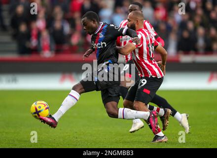 Tyrick Mitchell (a sinistra) del Crystal Palace e Bryan Mbeumo di Brentford si battono per la palla durante la partita della Premier League al GTECH Community Stadium, Londra. Data immagine: Sabato 18 febbraio 2023. Foto Stock