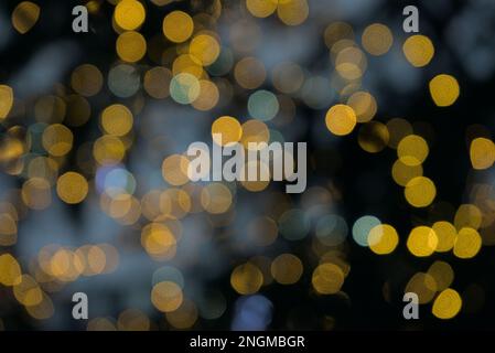 bolle luminose di luci gialle, sfondo astratto, effetto sfocatura bokeh Foto Stock