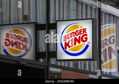 L'immagine mostra il logo del ristorante fast food Burger King nel quartiere De Brouckere Place - Brouckereplein nel centro di Bruxelles, sabato 18 febbraio 2023. FOTO DI BELGA NICOLAS MAETERLINCK Foto Stock