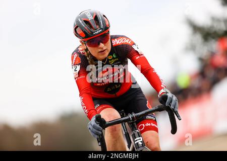 L'olandese Denise Betsema ha raffigurato in azione durante la gara femminile del Waaslandcross, ottava e ultima gara dell'Exact Cross, sabato 18 febbraio 2023 a Sint-Niklaas. FOTO DI BELGA DAVID PINTENS Foto Stock