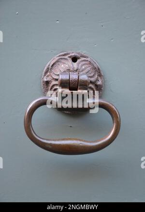 Immagine ingrandita della vecchia maniglia della portiera Foto Stock