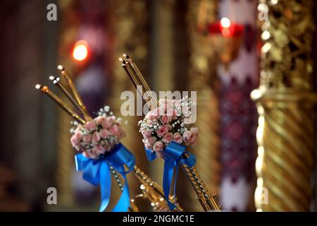 Non esclusiva: IVANO-FRANKIVSK, UCRAINA - 15 FEBBRAIO 2023 - le candele bruciano nella Cattedrale Arcidiocesana e Metropolitana della Risurrezione di Chris Foto Stock