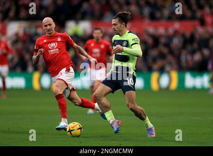 Il Jack Grealish di Manchester City supera Jonjo Shelvey (a sinistra) della Foresta di Nottingham durante la partita della Premier League presso il City Ground di Nottingham. Data immagine: Sabato 18 febbraio 2023. Foto Stock