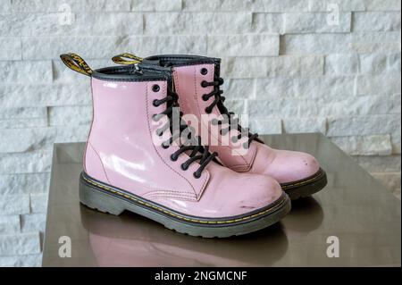 Calgary, Alberta - 29 gennaio 2023: Stivali da bambino Dr. Martens in pelle verniciata rosa. Foto Stock