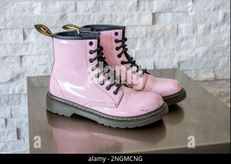 Calgary, Alberta - 29 gennaio 2023: Stivali da bambino Dr. Martens in pelle verniciata rosa. Foto Stock