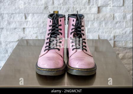 Calgary, Alberta - 29 gennaio 2023: Stivali da bambino Dr. Martens in pelle verniciata rosa. Foto Stock