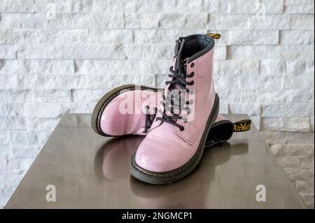 Calgary, Alberta - 29 gennaio 2023: Stivali da bambino Dr. Martens in pelle verniciata rosa. Foto Stock