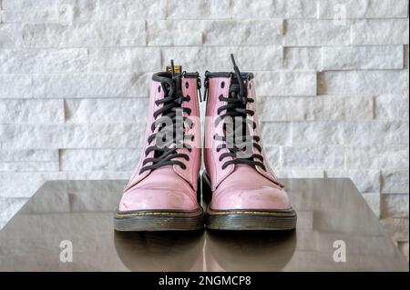 Calgary, Alberta - 29 gennaio 2023: Stivali da bambino Dr. Martens in pelle verniciata rosa. Foto Stock