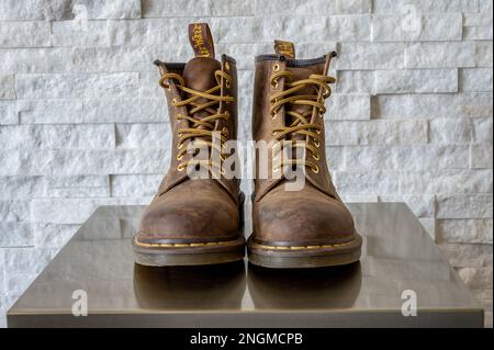 Calgary, Alberta - 29 gennaio 2023: Stivali da bambino Dr. Martens in pelle marrone. Foto Stock