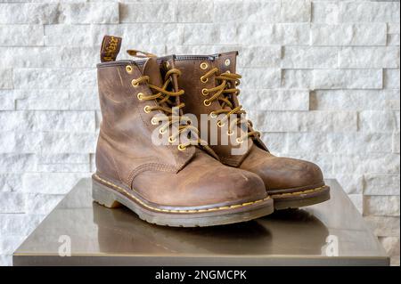 Calgary, Alberta - 29 gennaio 2023: Stivali da bambino Dr. Martens in pelle marrone. Foto Stock