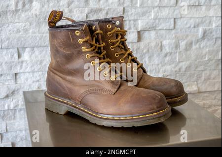 Calgary, Alberta - 29 gennaio 2023: Stivali da bambino Dr. Martens in pelle marrone. Foto Stock