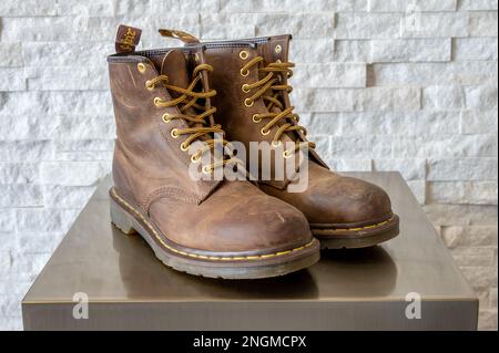 Calgary, Alberta - 29 gennaio 2023: Stivali da bambino Dr. Martens in pelle marrone. Foto Stock