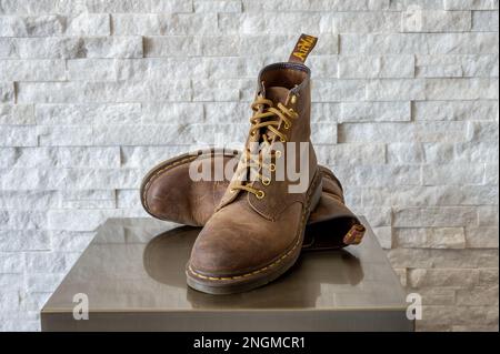 Calgary, Alberta - 29 gennaio 2023: Stivali da bambino Dr. Martens in pelle marrone. Foto Stock