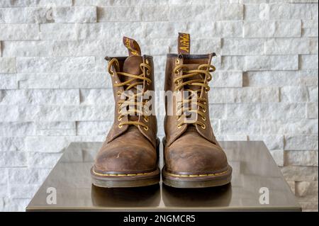 Calgary, Alberta - 29 gennaio 2023: Stivali da bambino Dr. Martens in pelle marrone. Foto Stock