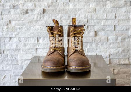 Calgary, Alberta - 29 gennaio 2023: Stivali da bambino Dr. Martens in pelle marrone. Foto Stock